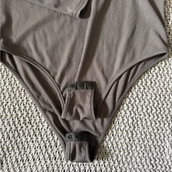 Gray Fitted Ribbed Long Sleeve Bodysuit - Picture 2 of 4